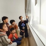 　大阪中之島美術館で、対話型鑑賞に参加した子どもたち＝７日、大阪市北区