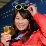 　女子ビッグエアで金メダルを獲得し、笑顔で撮影に応じる村瀬心椛＝リビーニョ（共同）