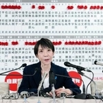 　衆院選の開票が進む中、メディアのインタビューに答える自民党総裁の高市首相＝８日、東京・永田町の党本部