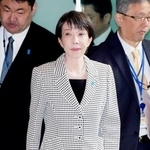 　首相官邸に入る高市首相＝１０日午前