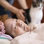 　自宅のベッドで過ごす西スミ子さん。旧優生保護法下で強制不妊手術を受けた＝２０２３年６月、東京都日野市