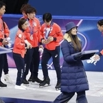 　表彰台（手前）から下りた後、靴のブレードの状態を確認する（奥右から）坂本花織、鍵山優真ら＝８日、ミラノ