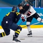 　日本-スウェーデン　第３ピリオド、シュートを放つ前田＝ミラノ（共同）