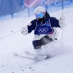 　女子モーグル予選　コブを攻める中尾春香＝リビーニョ（共同）