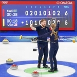 　混合ダブルスで金メダルを獲得し、喜ぶスウェーデンのイサベラ・ブラノー（右）とラスムス・ブラノー＝コルティナダンペッツォ（共同）