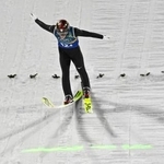 　混合団体　２回目の飛躍で着地を決める二階堂蓮＝プレダッツォ（共同）