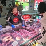 　北京市内の市場に並ぶ豚肉＝１月（共同）