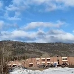 　１０日、銃撃があったカナダ西部ブリティッシュコロンビア州タンブラーリッジの学校（Ｔｒｅｎｔ　Ｅｒｎｓｔ／Ｔｕｍｂｌｅｒ　ＲｉｄｇｅＬｉｎｅｓ提供・ロイター＝共同）