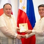 　マニラで開かれた沿岸監視レーダー５基の引き渡し式典で握手するフィリピンのテオドロ国防相（左）と遠藤和也大使＝１１日（共同）