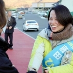 　衆院選長野２区で立候補し、有権者と握手する自民党の藤田ひかる氏＝３日、長野県安曇野市