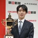 　将棋の朝日杯オープン戦で、３年ぶり５度目の優勝を飾った藤井聡太六冠＝１１日午後、大阪府高槻市