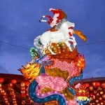 　長崎市で開かれている冬の風物詩「長崎ランタンフェスティバル」のメインオブジェ「龍馬精神」＝１１日夕