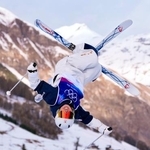 　女子モーグル決勝２回目　第２エアを決める冨高日向子＝リビーニョ（共同）