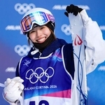 　女子モーグル決勝１回目を終え、笑顔を見せる中尾春香＝リビーニョ（共同）