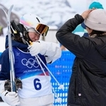 　上村愛子さん（右）にねぎらわれ、涙ぐむ女子モーグルの冨高日向子＝リビーニョ（共同）