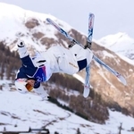 　女子モーグル決勝２回目　第２エアを決める冨高日向子＝リビーニョ（共同）