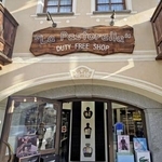 　イタリア・リビーニョの「ＤＵＴＹ　ＦＲＥＥ」と表示された店の看板＝２日（共同）