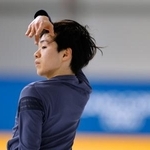 　公式練習で調整する鍵山優真＝ミラノ（共同）