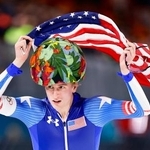 　男子１０００メートルを五輪新で制し、場内を回るジョーダン・ストルツ＝ミラノ（共同）