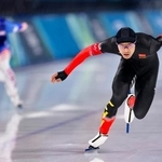 　男子１０００メートル　滑走する寧忠岩（右）。銅メダルを獲得した＝ミラノ（共同）