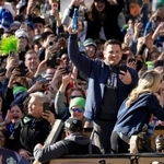 　スーパーボウルの優勝パレードでファンの歓声に応えるシーホークスのマクドナルド監督＝１１日、シアトル（ＡＰ＝共同）