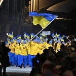 　ミラノ・コルティナ冬季五輪の開会式で、入場行進するウクライナ選手団＝６日、イタリア・コルティナダンペッツォ