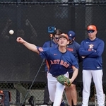 　キャンプインし、ブルペンで投球練習するアストロズ・今井＝ウェストパームビーチ（共同）