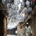 　バングラデシュの総選挙を前に掲げられたポスター＝１１日、ダッカ（ロイター＝共同）