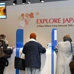 　モスクワに新設されたビザセンターで手続きをする人たち＝１２日（共同）