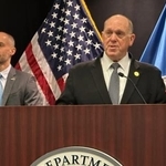 　米ミネアポリスで記者会見する国境警備責任者ホーマン氏＝１２日（ＡＰ＝共同）