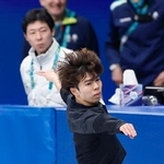 　公式練習で調整する佐藤駿。奥は日下匡力コーチ＝ミラノ（共同）