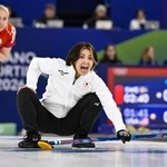 　日本-デンマーク　第１０エンド、指示を出す吉村＝コルティナダンペッツォ（共同）