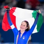 　女子５０００メートルで金メダルを獲得しイタリア国旗を掲げるフランチェスカ・ロロブリジダ＝ミラノ（共同）