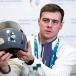 　失格処分を受け、ヘルメットを手に記者会見するスケルトン男子ウクライナ代表のウラジスラフ・ヘラスケビッチ＝１２日、イタリア・ミラノ（共同）