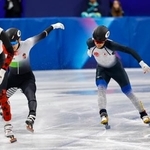 　男子１０００メートル準々決勝　ゴールする吉永一貴（右）＝ミラノ（共同）