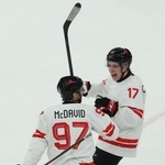 　１次リーグＡ組のチェコ戦でゴールを奪い喜ぶカナダのセレブリニ（１７）とマクデービッド（９７）＝１２日、ミラノ（ロイター＝共同）