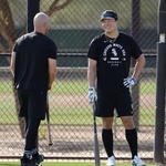 　練習の合間に談笑するホワイトソックス・村上＝グレンデール（共同）