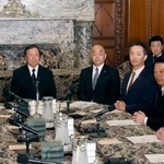 　国会内で開かれた衆院の各会派による協議会。右奥は木原官房長官＝１３日午前