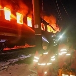 　ロシアの無人機攻撃を受けた鉄道車両＝１月、ウクライナ東部ハルキウ州（ウクライナ非常事態庁提供・ＡＰ＝共同）