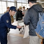 　ＪＲ都賀駅で情報提供を求めるチラシを配る千葉県警の捜査員＝１３日午前、千葉市