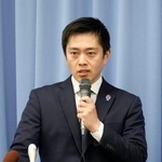 　記者会見する日本維新の会の吉村代表＝１３日午後、大阪府庁