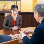 　伝統工芸士らと懇談される佳子さま＝１３日午後、東京・元赤坂（宮内庁提供）