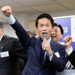 　中道改革連合の新代表に選出され、気勢を上げる小川淳也氏＝１３日午後、東京・永田町の党本部