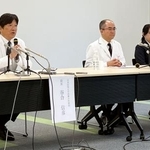 　記者会見する日本医大武蔵小杉病院の谷合信彦院長（左）ら＝１３日午後、川崎市