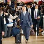 　ＷＢＣに向けた強化合宿のため宮崎空港に到着し、大勢のファンに迎えられる野球日本代表の牧（手前）ら＝１３日