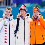 　男子１万メートルで金メダルを獲得したメトジェイ・イレク。左は銀メダルのウラジーミル・セミルニー、右は銅メダルのヨリト・ベルフスマ＝ミラノ（共同）