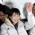 　衆院選の選挙戦最終日、「最後の訴え」で有権者に笑顔を見せる自民党総裁の高市首相＝７日、東京都世田谷区