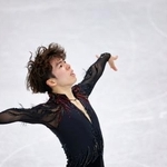 　男子フリー　フィニッシュのポーズを決める佐藤駿＝ミラノ（共同）