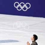 　男子フリーの演技を終え、手を合わせる李宇翔＝ミラノ（共同）