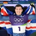 　スケルトン男子で優勝しポーズをとるマット・ウェストン＝コルティナダンペッツォ（共同）